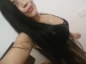 Mujer Explosiva Baila sin Bragas en Webcam