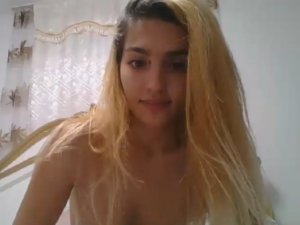 Image Rubia Cachonda Joven Acariciándose la Vagina en Directo