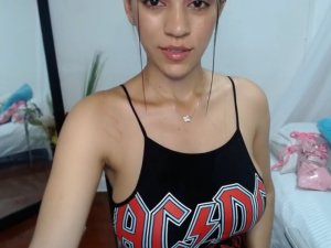 Image Mamacita con Grandes Tetas se Hace un Pajote en Directo